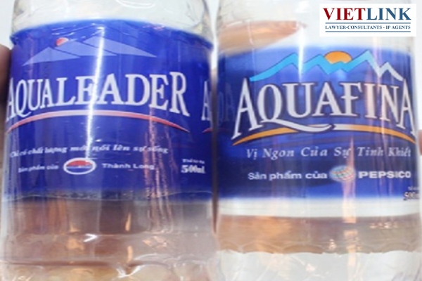 Hai chai nước có nhãn hiệu gần giống nhau